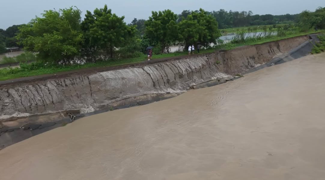A long section of the concrete river wall has collapsed beside the swollen muddy Gumain River in Barangay San Pedro, Floridablanca.